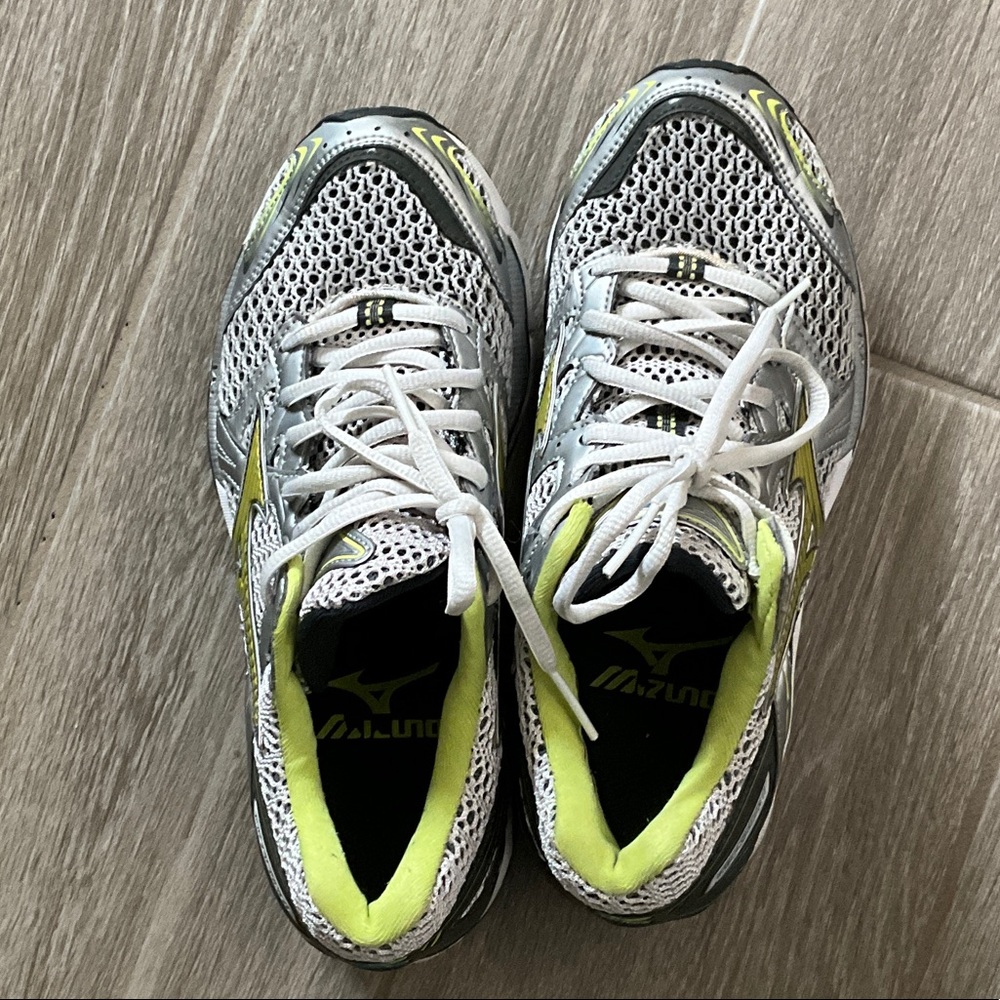 Mizuno White and Lime Athletic Running Sneakers
